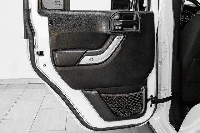 Used 2015 Jeep Wrangler Unlimited Sahara w/ Connectivity Group image 39