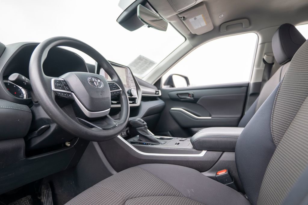 Used 2023 Toyota Highlander L image 5