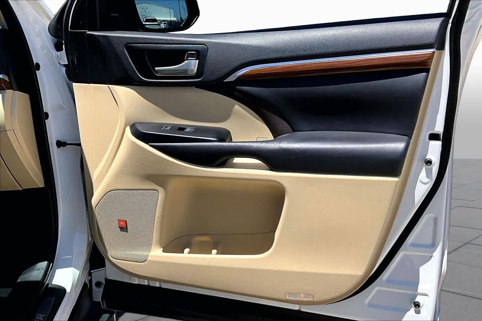 Used 2018 Toyota Highlander Limited FWD image 23