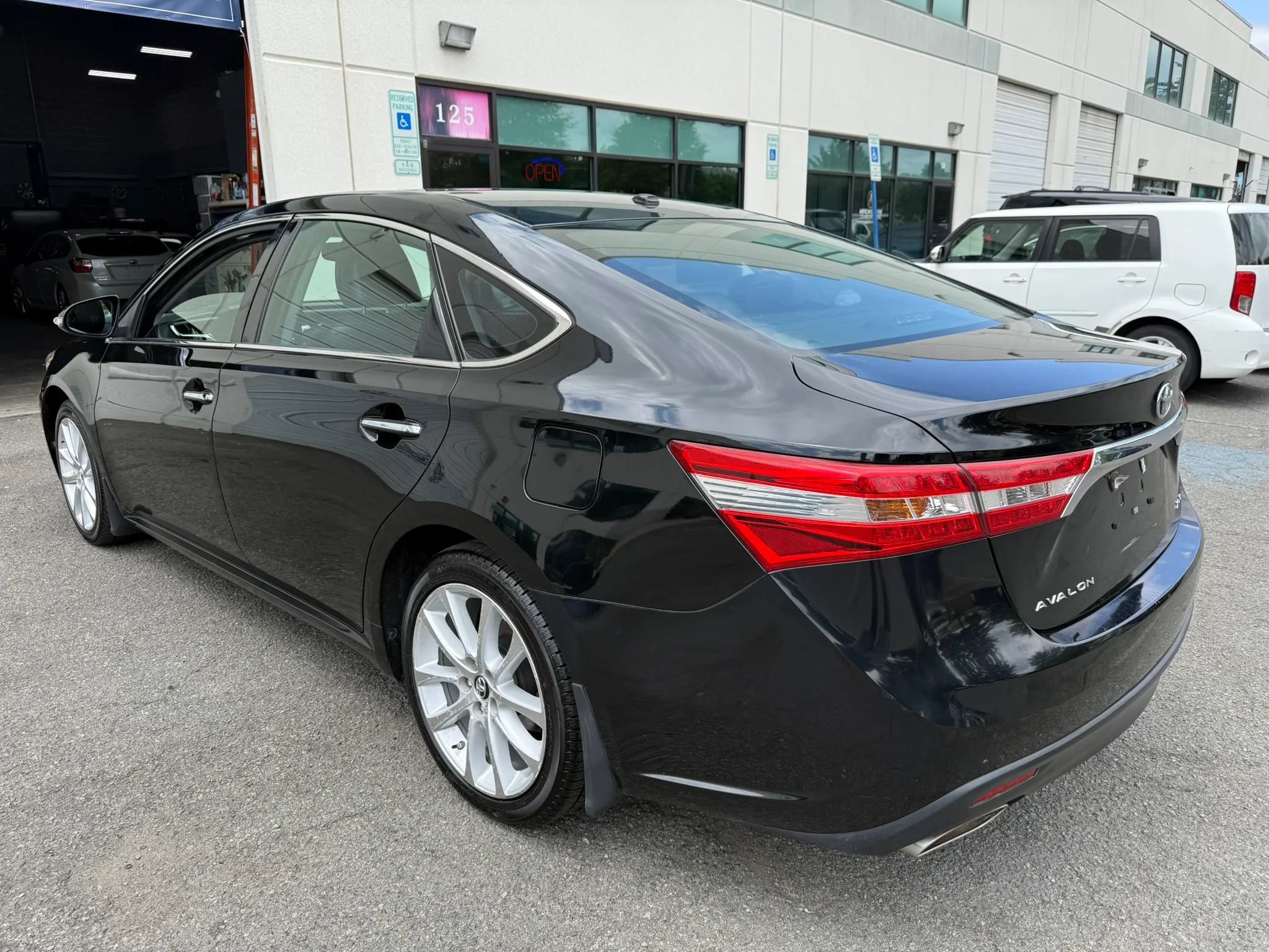 Used 2013 Toyota Avalon XLE Touring FWD image 15