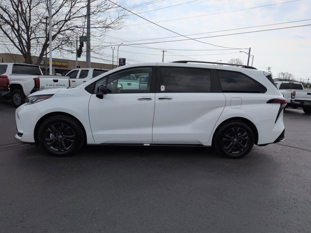 Used 2025 Toyota Sienna XSE w/ XSE Plus Package image 2