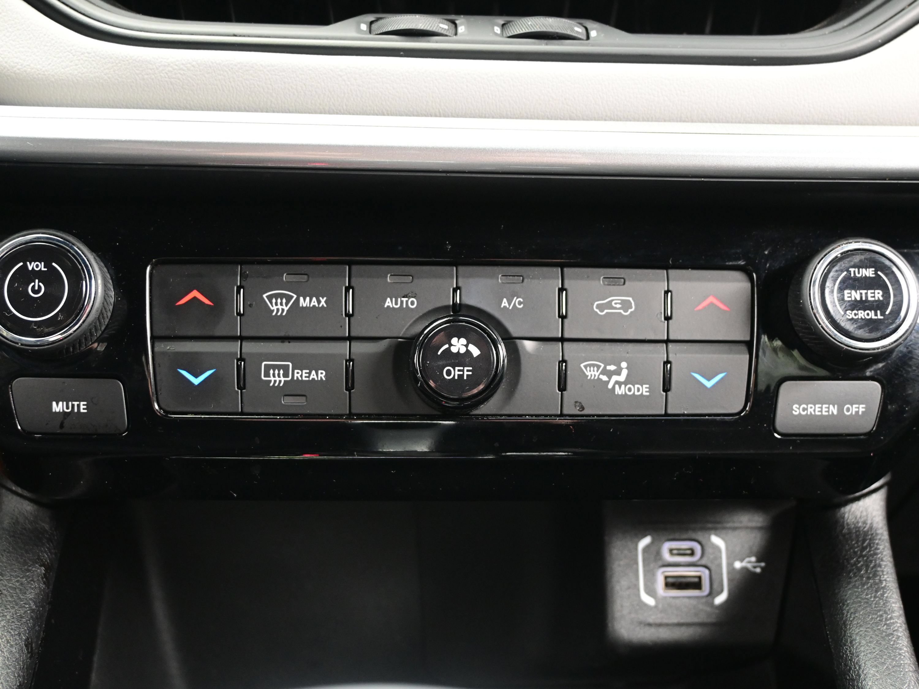 Used 2025 Jeep Compass Limited AWD/4WD image 19