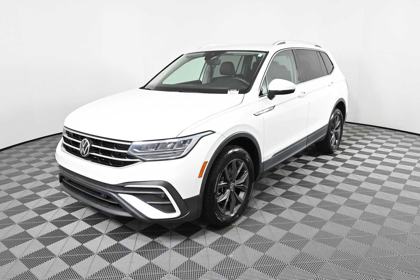 Certified 2022 Volkswagen Tiguan SE FWD image 2