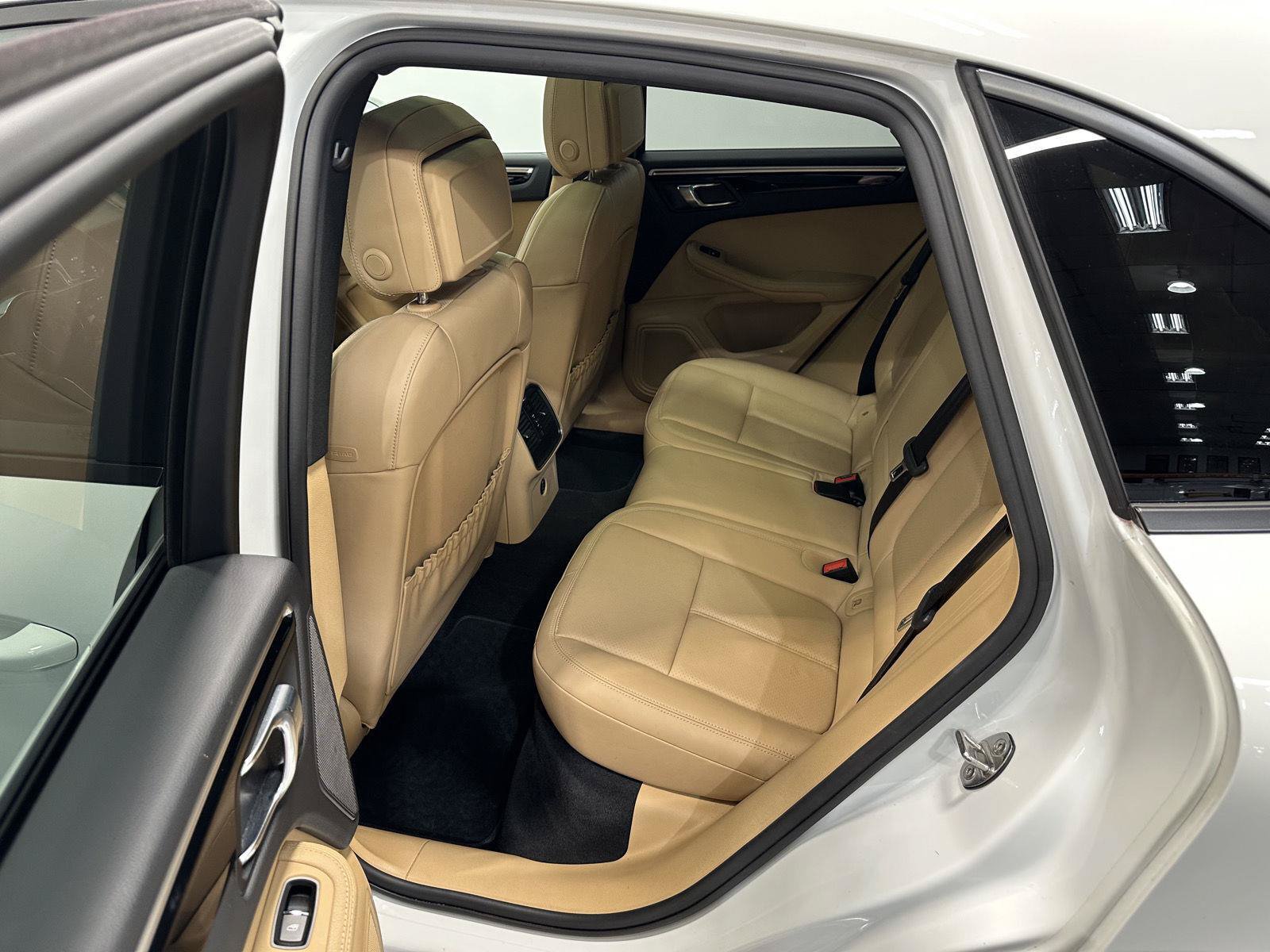 Used 2018 Porsche Macan AWD/4WD image 33