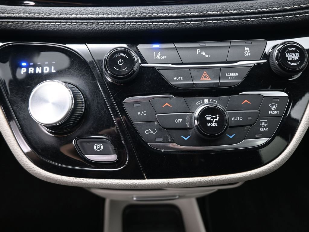 Used 2023 Chrysler Pacifica Touring-L image 6