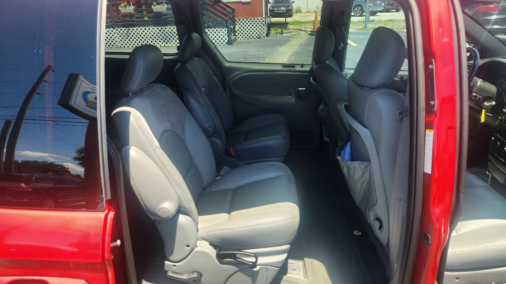 Used 2004 Chrysler Town & Country Limited FWD image 13