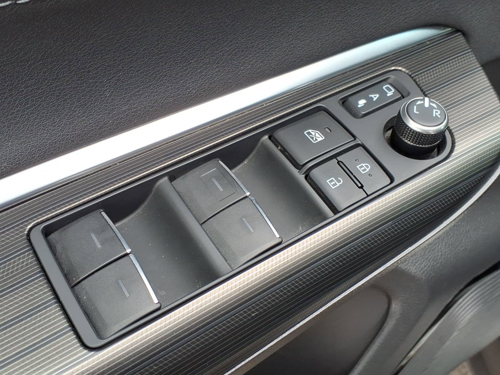 Used 2024 Toyota Venza XLE AWD/4WD image 12