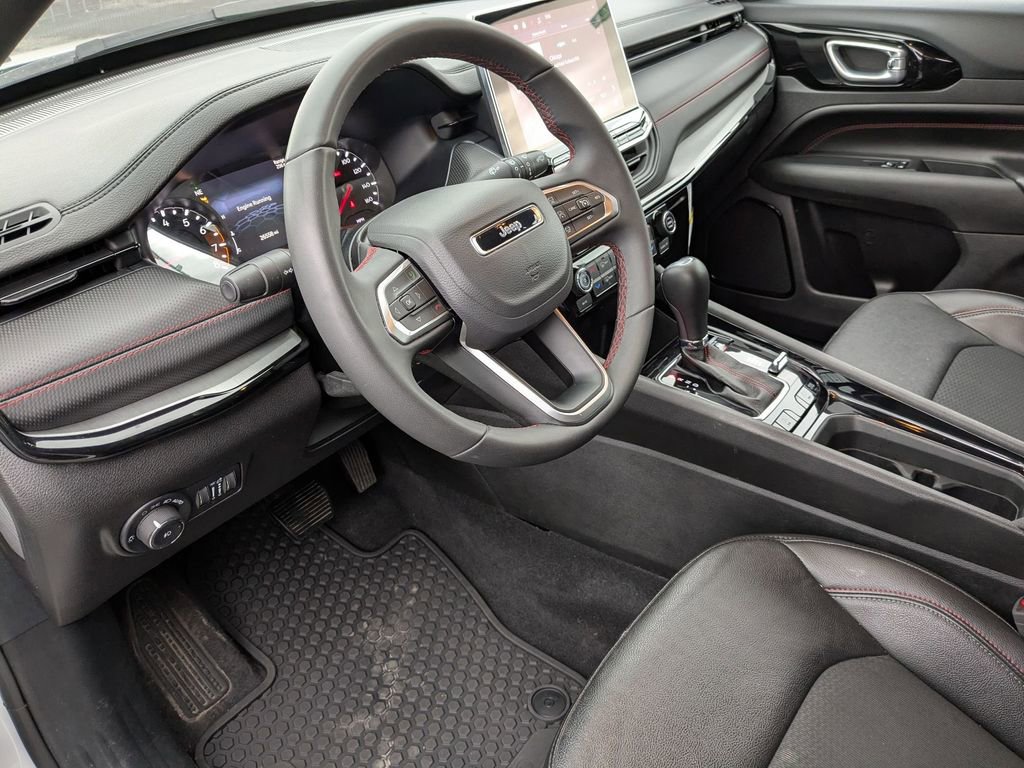 Used 2025 Jeep Compass Trailhawk image 14