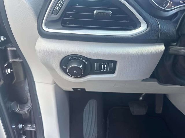 Used 2023 Chrysler Pacifica Touring-L image 8