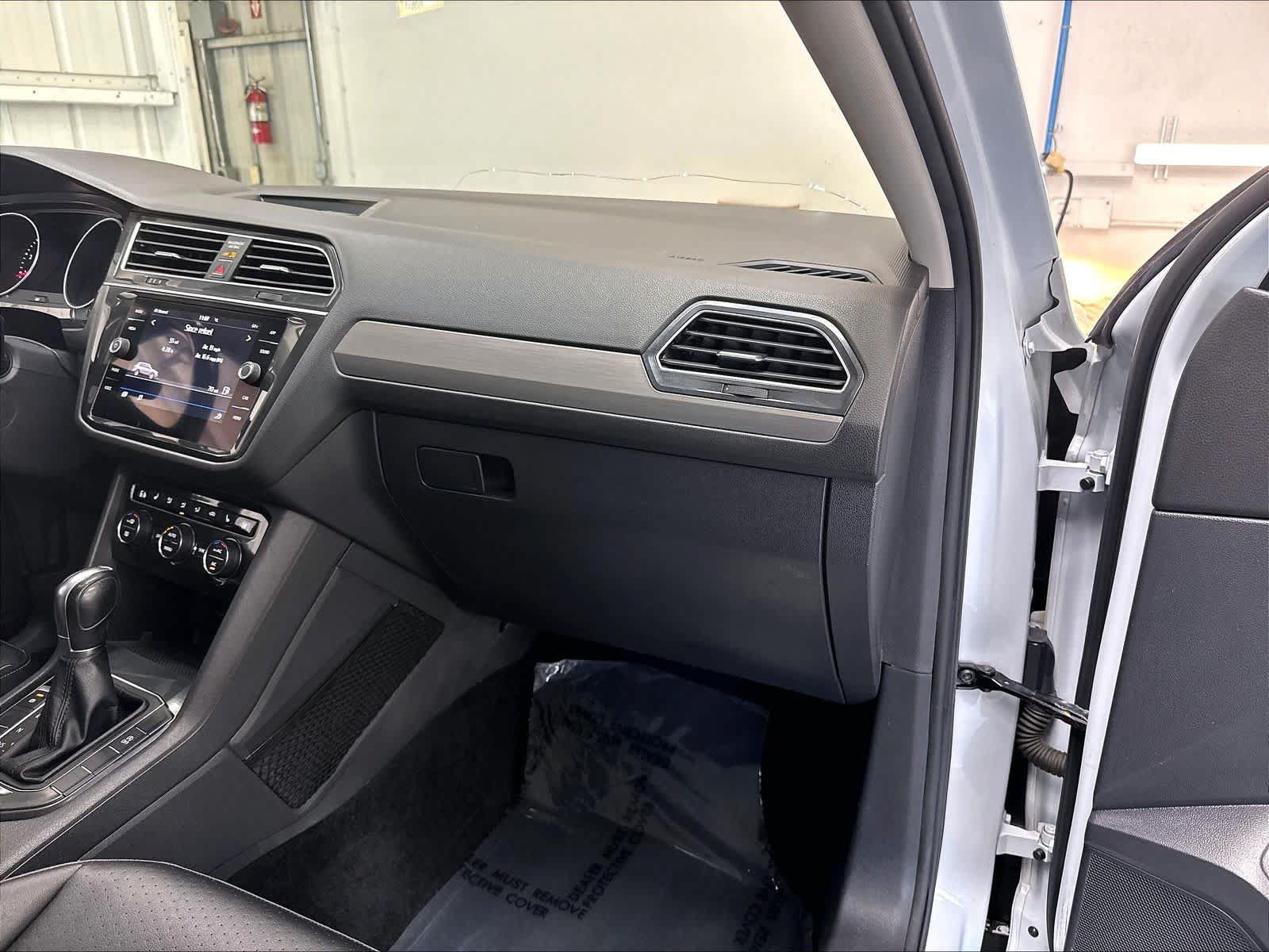 Used 2018 Volkswagen Tiguan SE AWD/4WD image 29