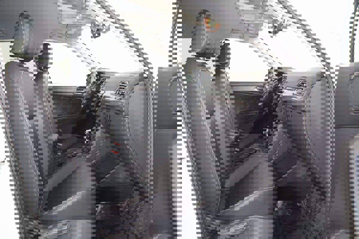 Used 2024 Volkswagen Tiguan SE image 12