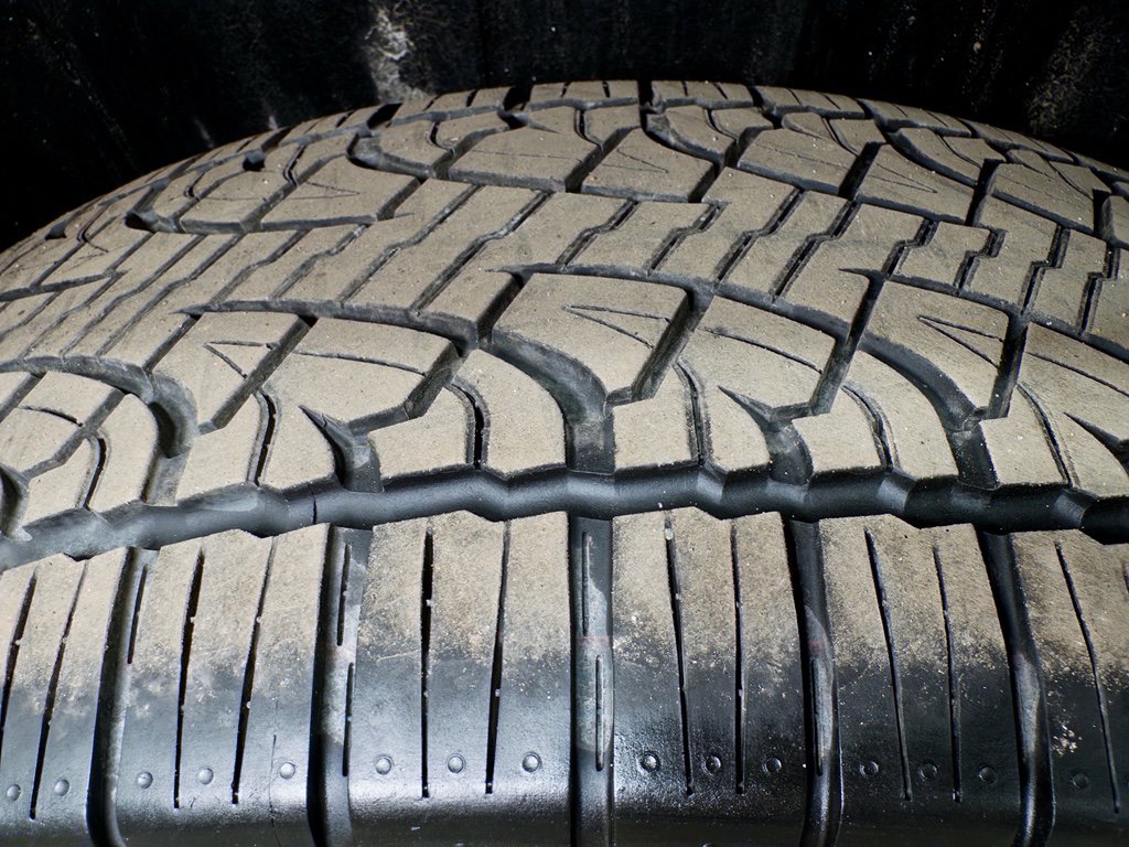 Used 2025 Tesla Cybertruck AWD Crew Cab image 37