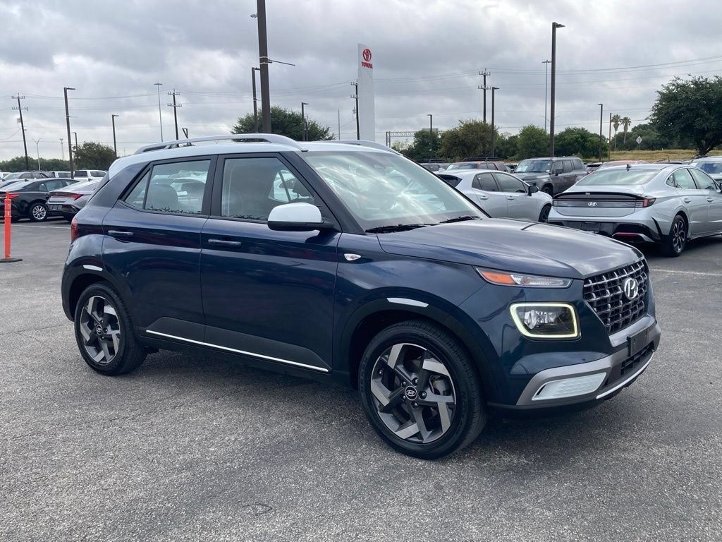 Used 2025 Hyundai Venue Limited FWD image 3