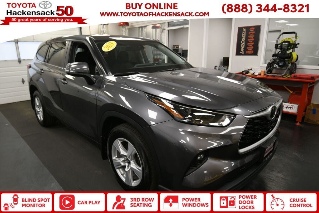 Used 2023 Toyota Highlander LE FWD image 1