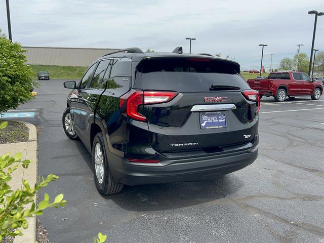 Used 2024 GMC Terrain SLE w/ Driver Convenience Package FWD image 5