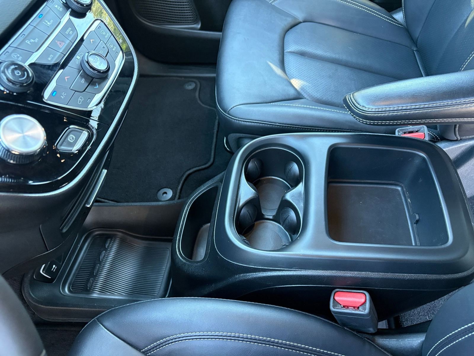 Used 2025 Chrysler Pacifica Select image 44