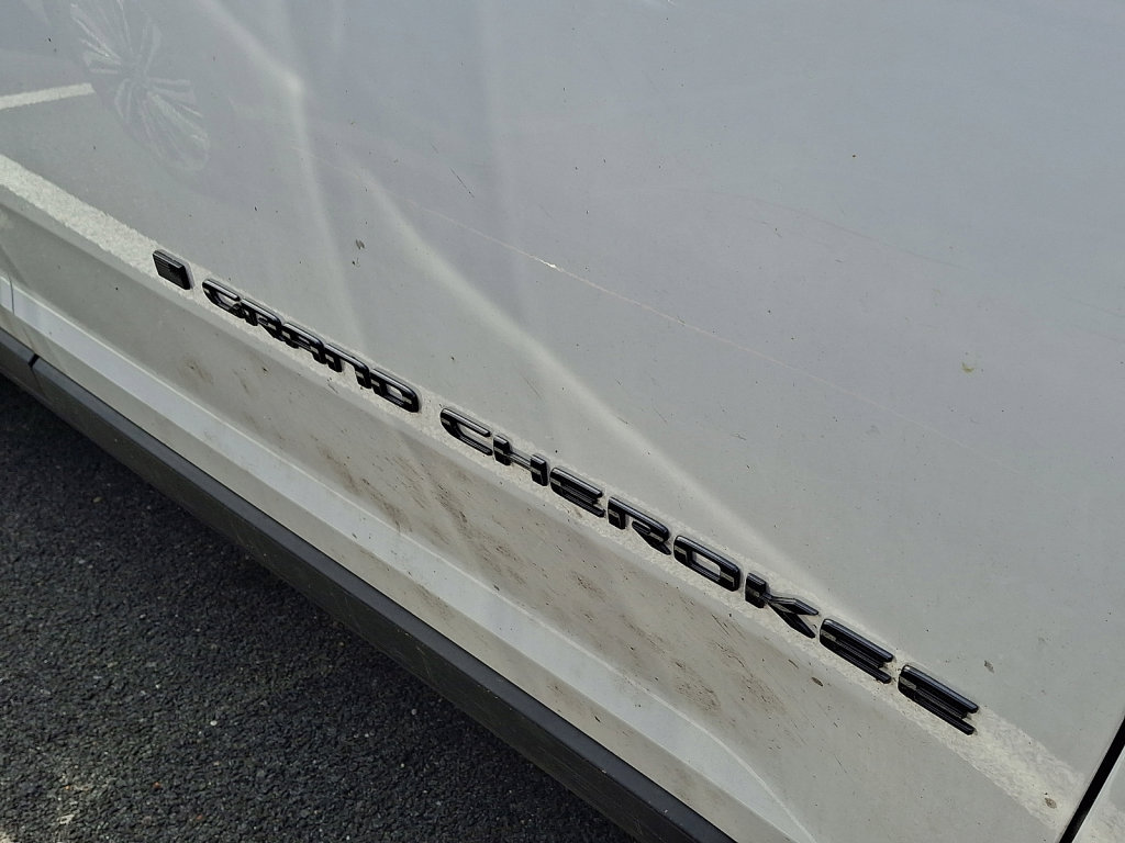 Used 2023 Jeep Grand Cherokee Altitude AWD/4WD image 4