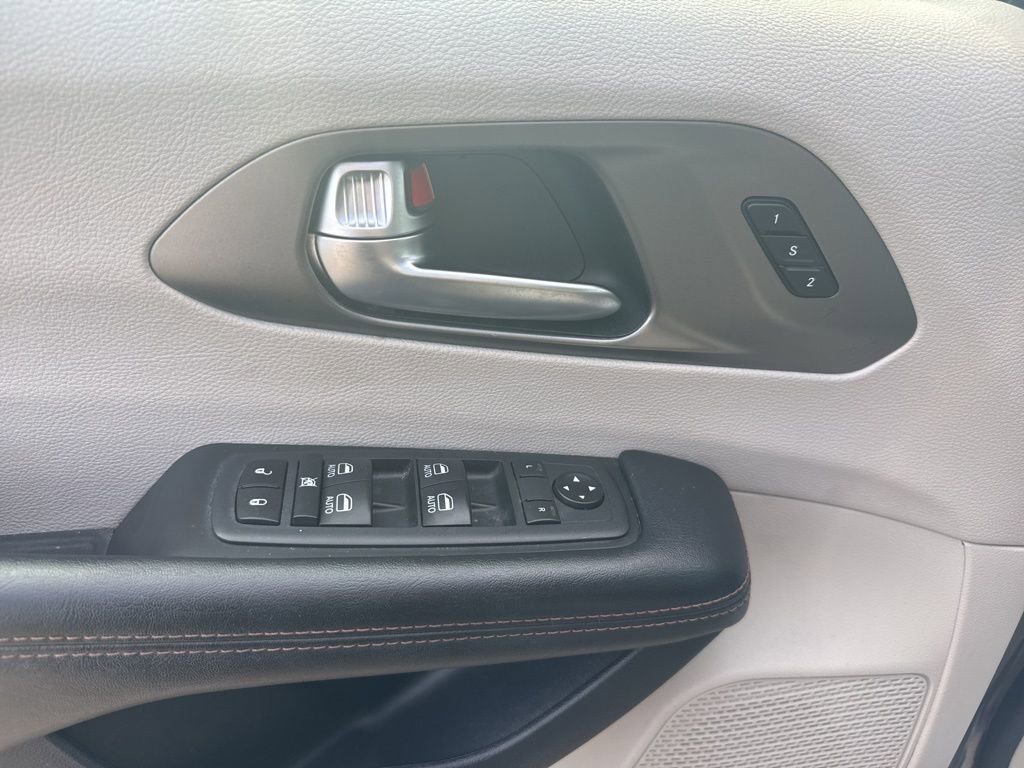 Used 2020 Chrysler Pacifica Touring-L Plus image 18