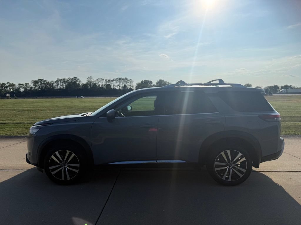Used 2025 Nissan Pathfinder Platinum w/ Cargo Package AWD/4WD image 10