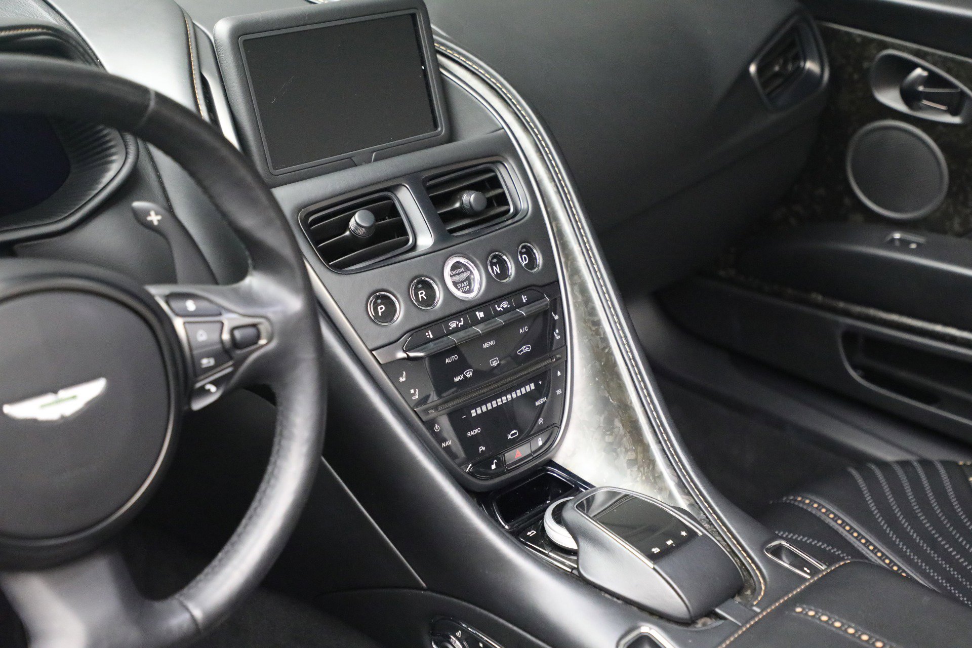 Used 2020 Aston Martin DB11 Volante image 32