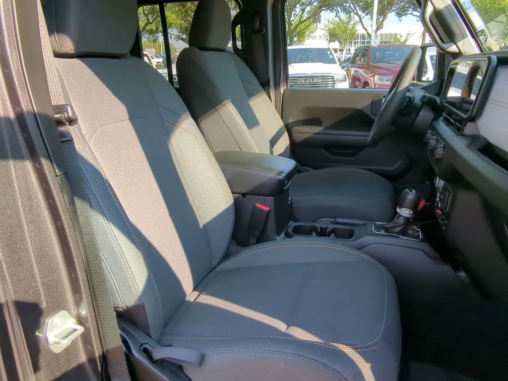 Used 2024 Jeep Wrangler Unlimited image 30