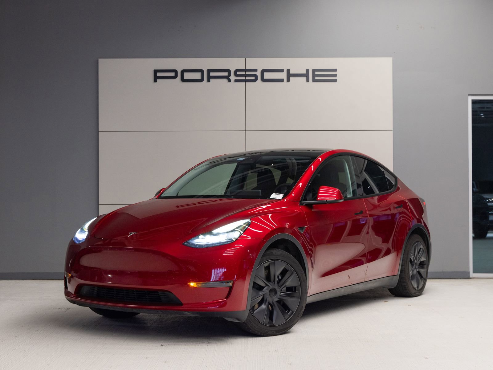 Used 2024 Tesla Model Y 2WD image 1