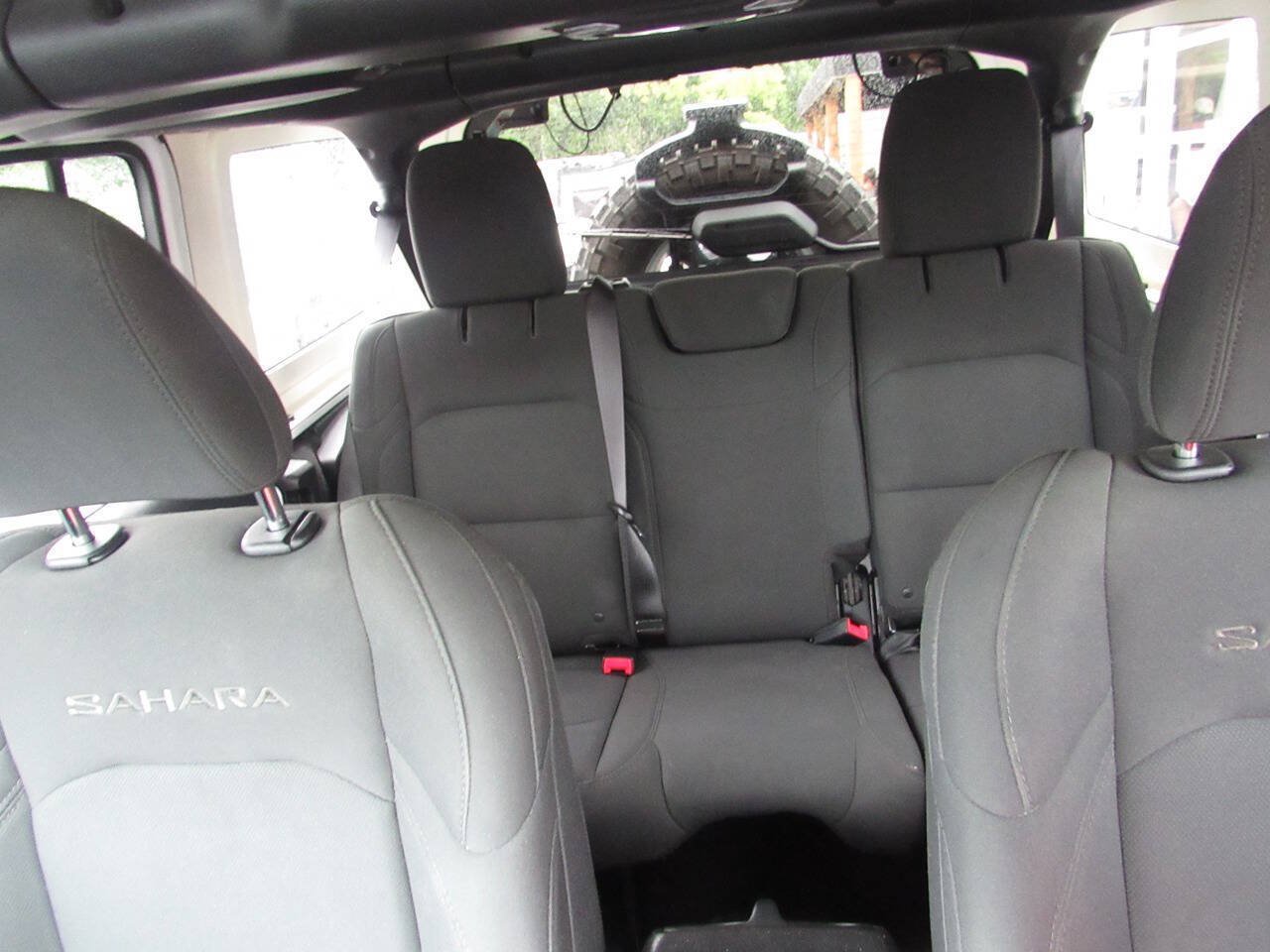 Used 2018 Jeep Wrangler Unlimited Sahara AWD/4WD image 27
