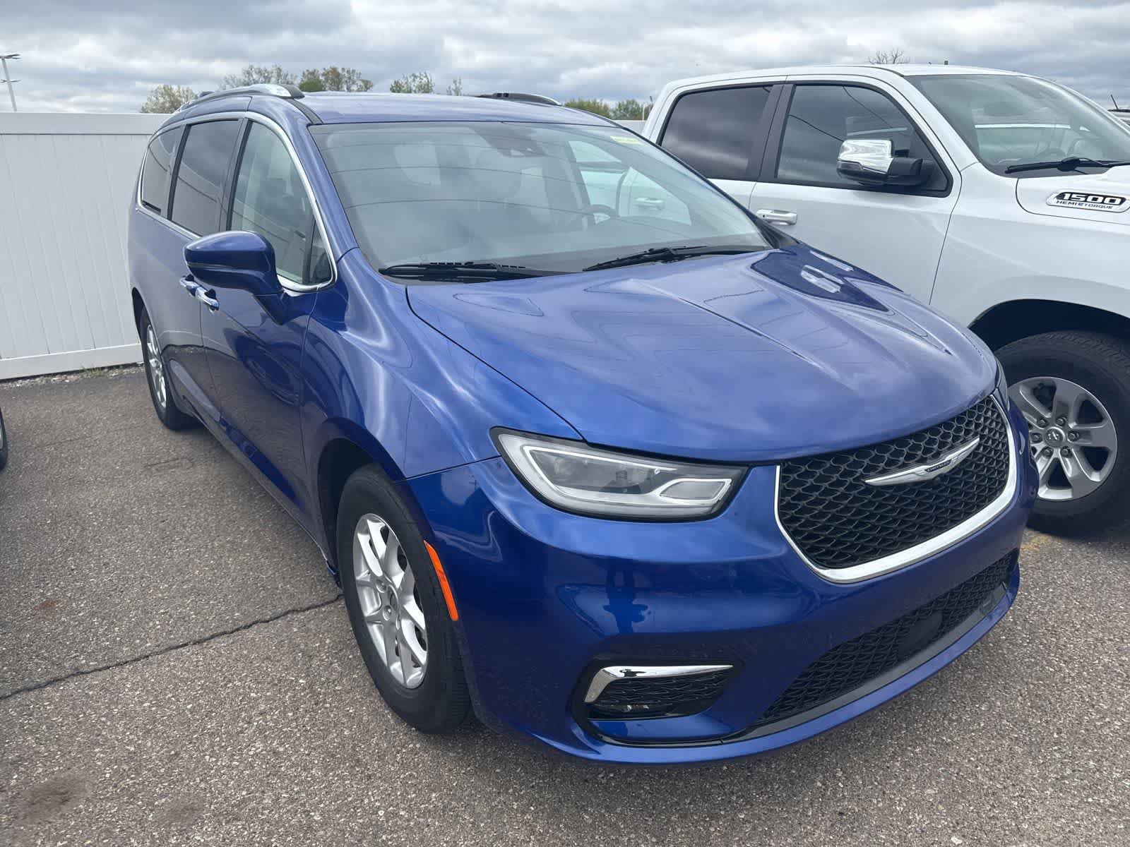 Used 2021 Chrysler Pacifica Touring-L w/ Uconnect Theater Family Group FWD image 8
