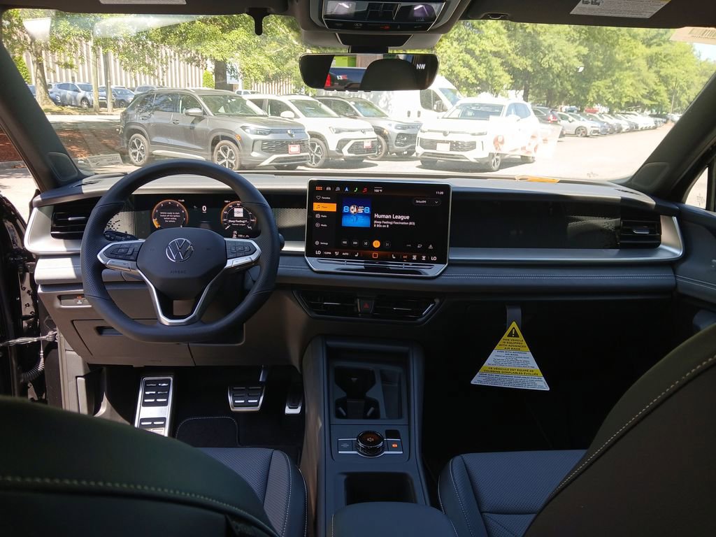 Used 2025 Volkswagen Tiguan SE R-Line image 14