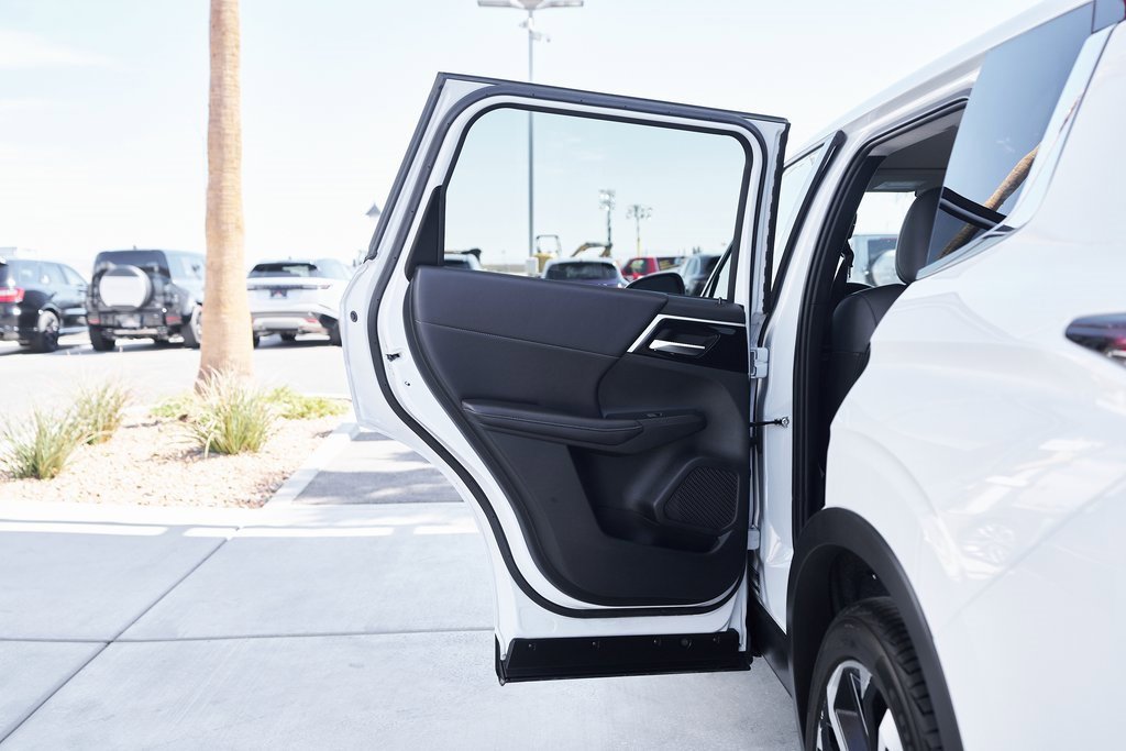 Used 2024 Mitsubishi Outlander SE image 15