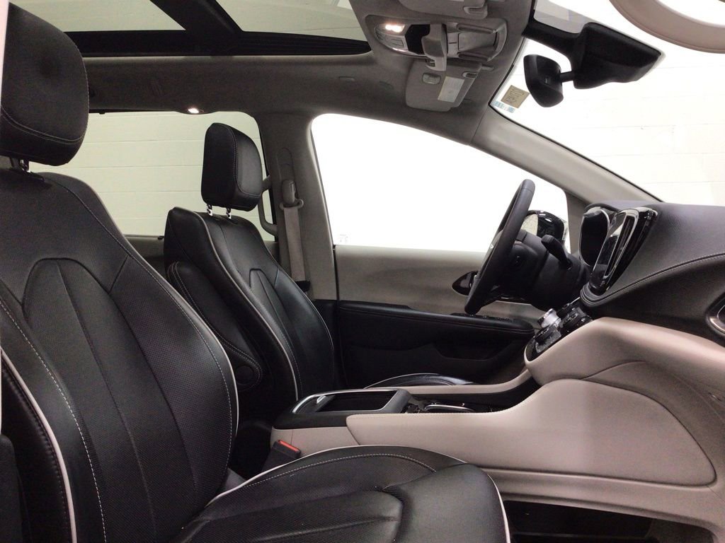 Used 2023 Chrysler Pacifica Limited w/ Trailer Tow Group AWD/4WD image 11