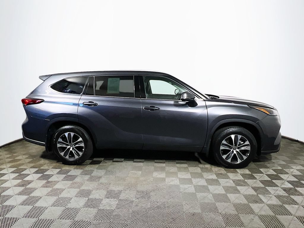 Used 2022 Toyota Highlander XLE AWD/4WD image 8