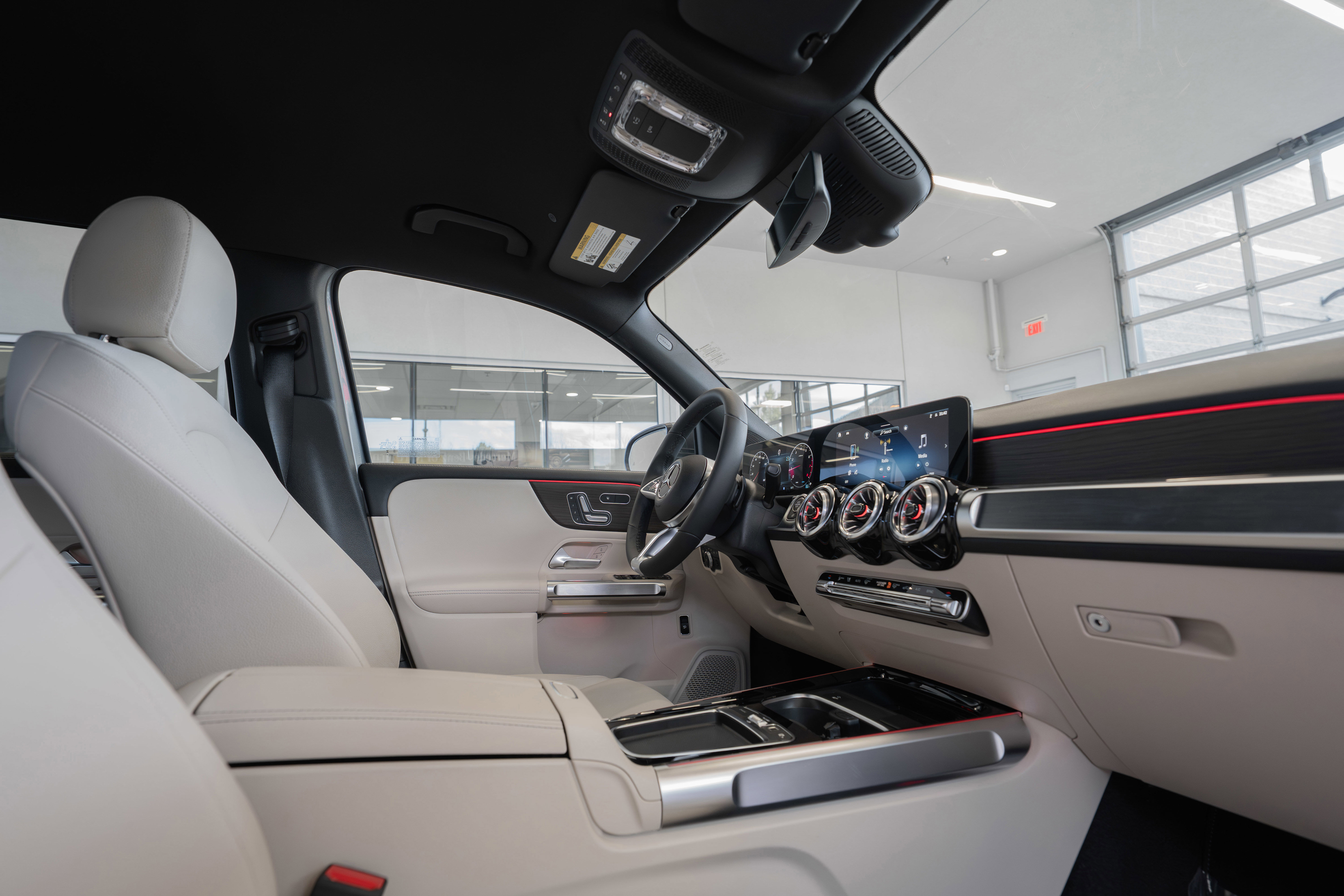 Used 2025 Mercedes-Benz GLB 250 4MATIC image 17