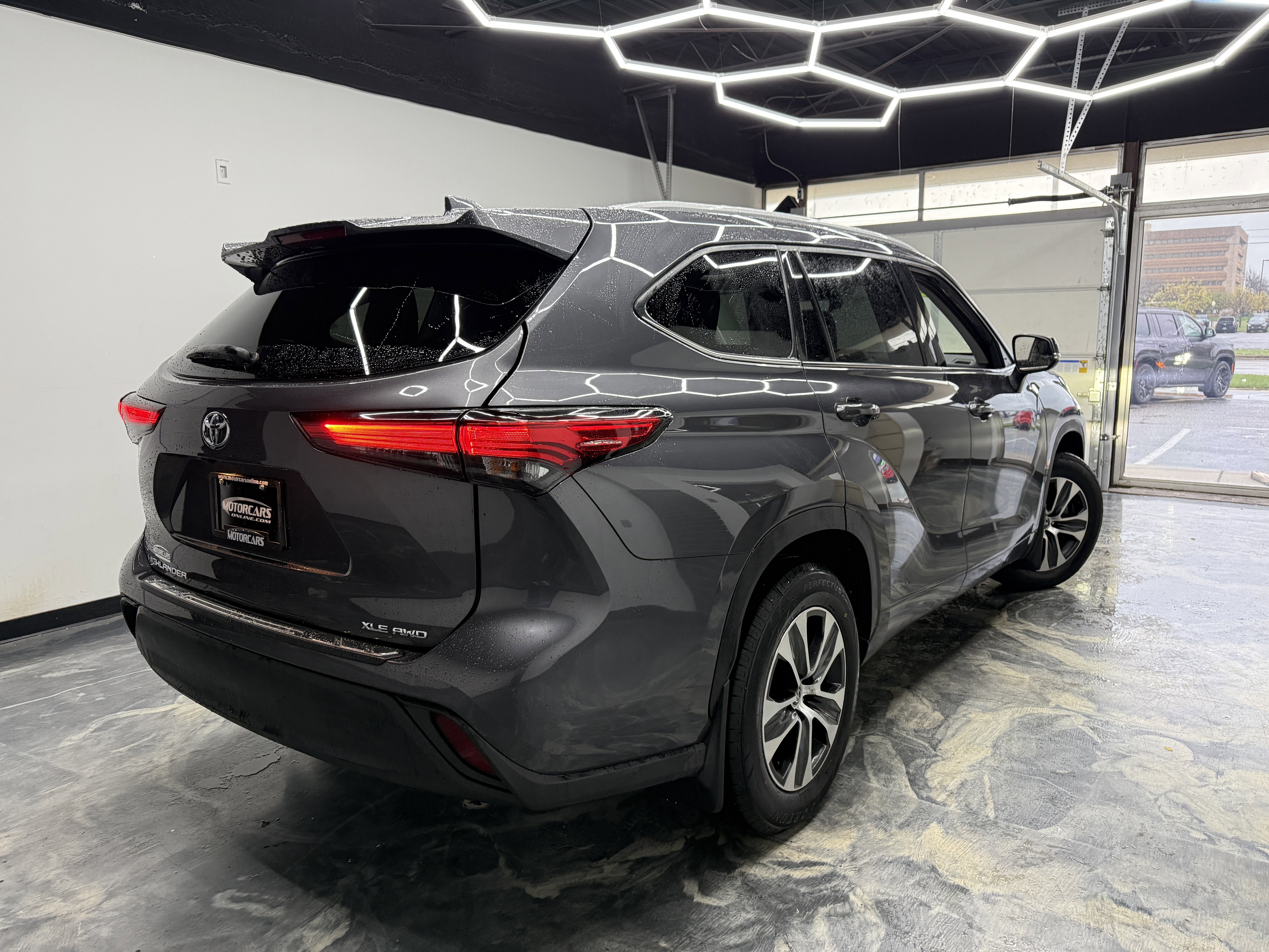 Used 2022 Toyota Highlander XLE AWD/4WD image 5