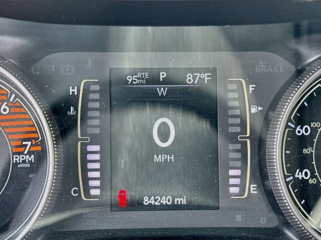 Used 2019 Jeep Cherokee Latitude Plus w/ Cold Weather Group AWD/4WD image 14