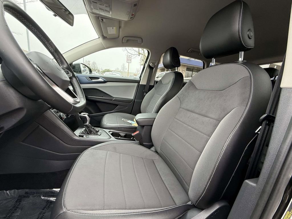 Used 2022 Volkswagen Taos SE image 11