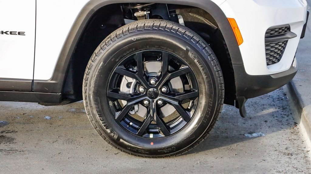 New 2025 Jeep Grand Cherokee Altitude image 11