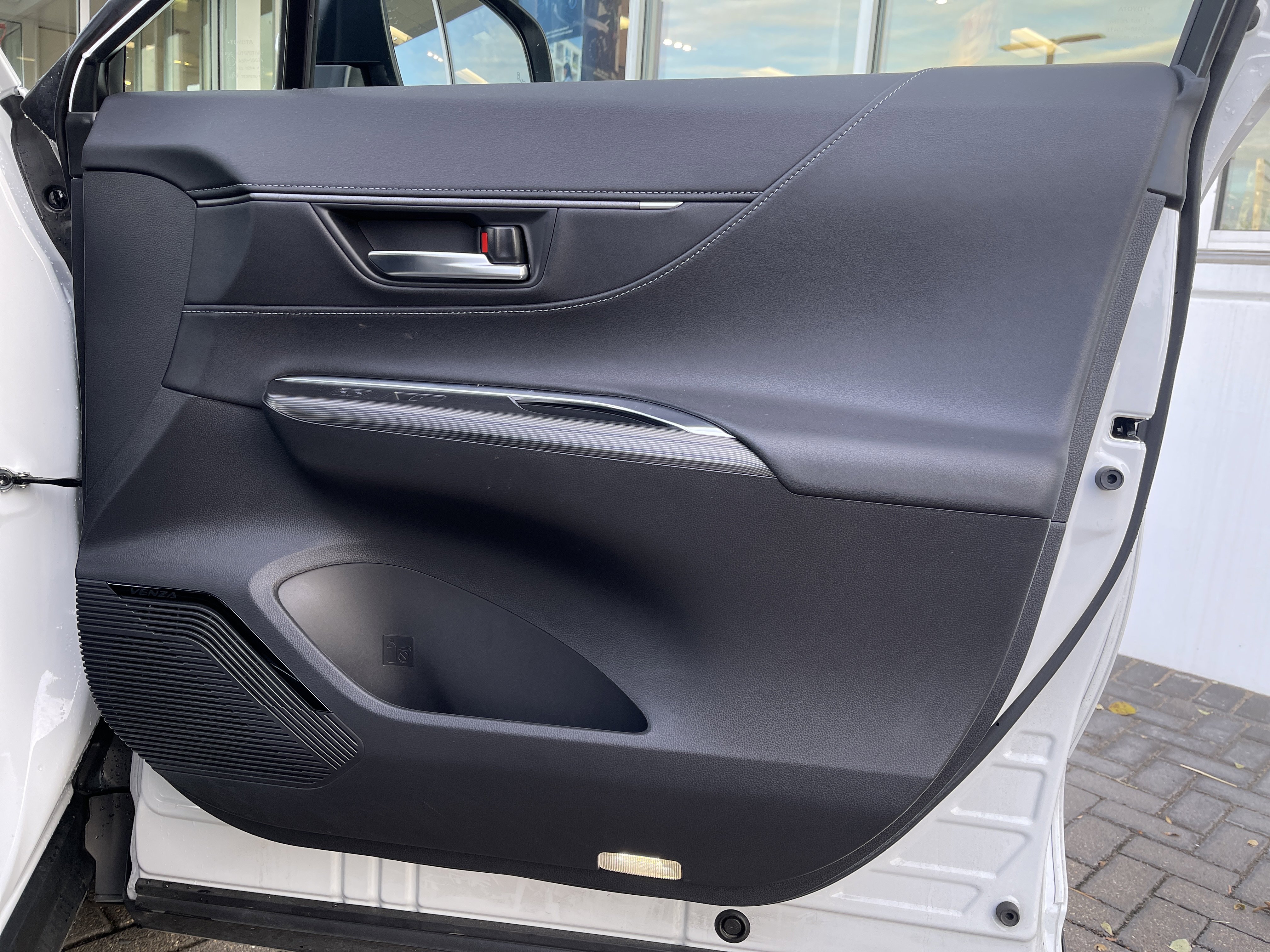 Used 2023 Toyota Venza XLE image 35