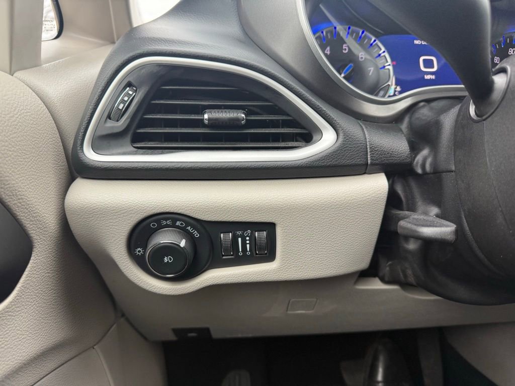 Used 2024 Chrysler Pacifica Touring-L image 26