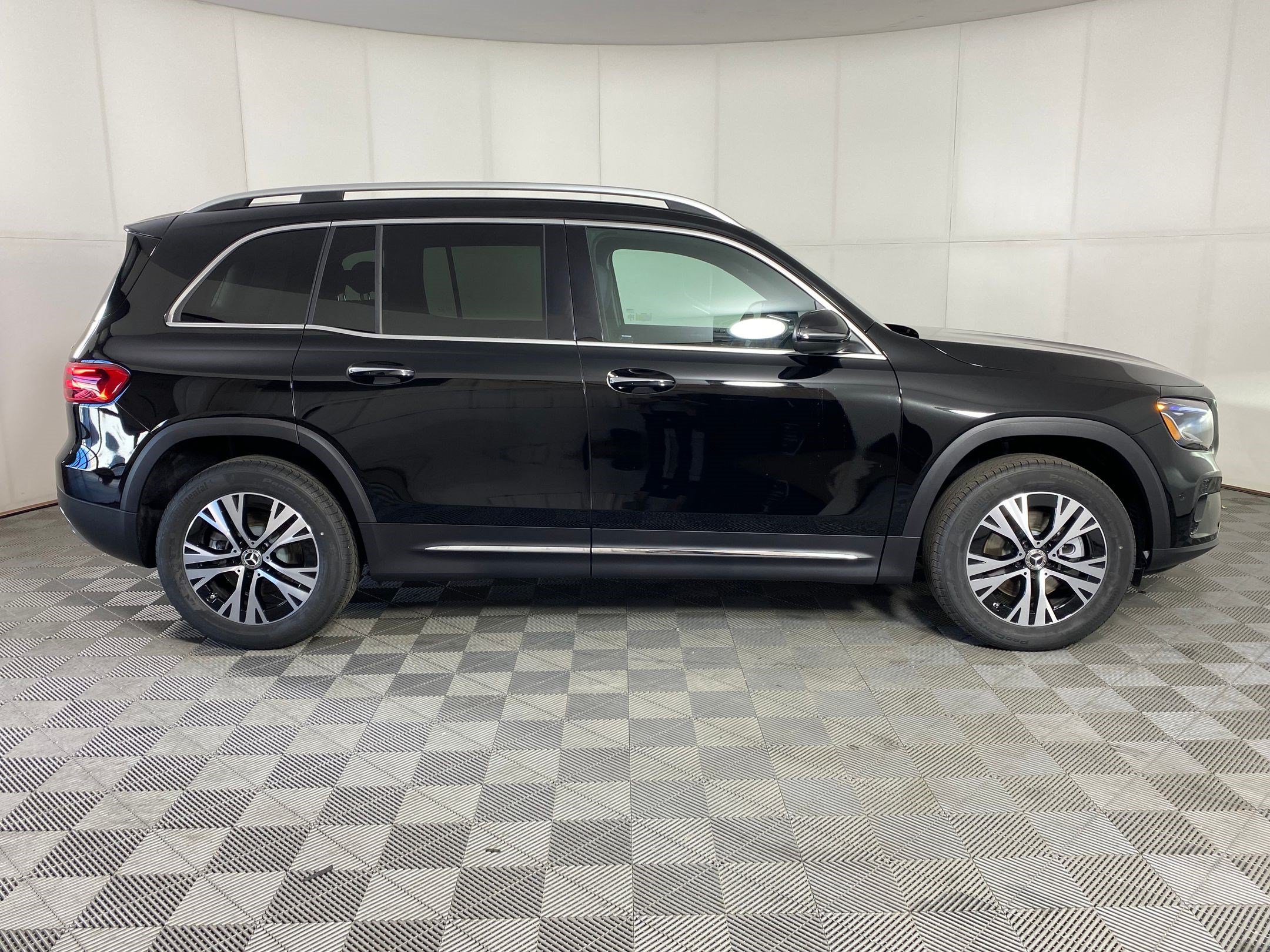 Certified 2025 Mercedes-Benz GLB 250 4MATIC image 7