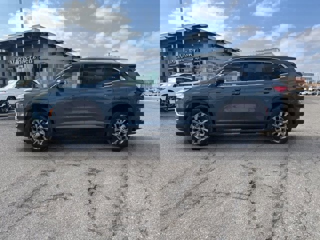 Used 2025 Buick Enclave Preferred image 4