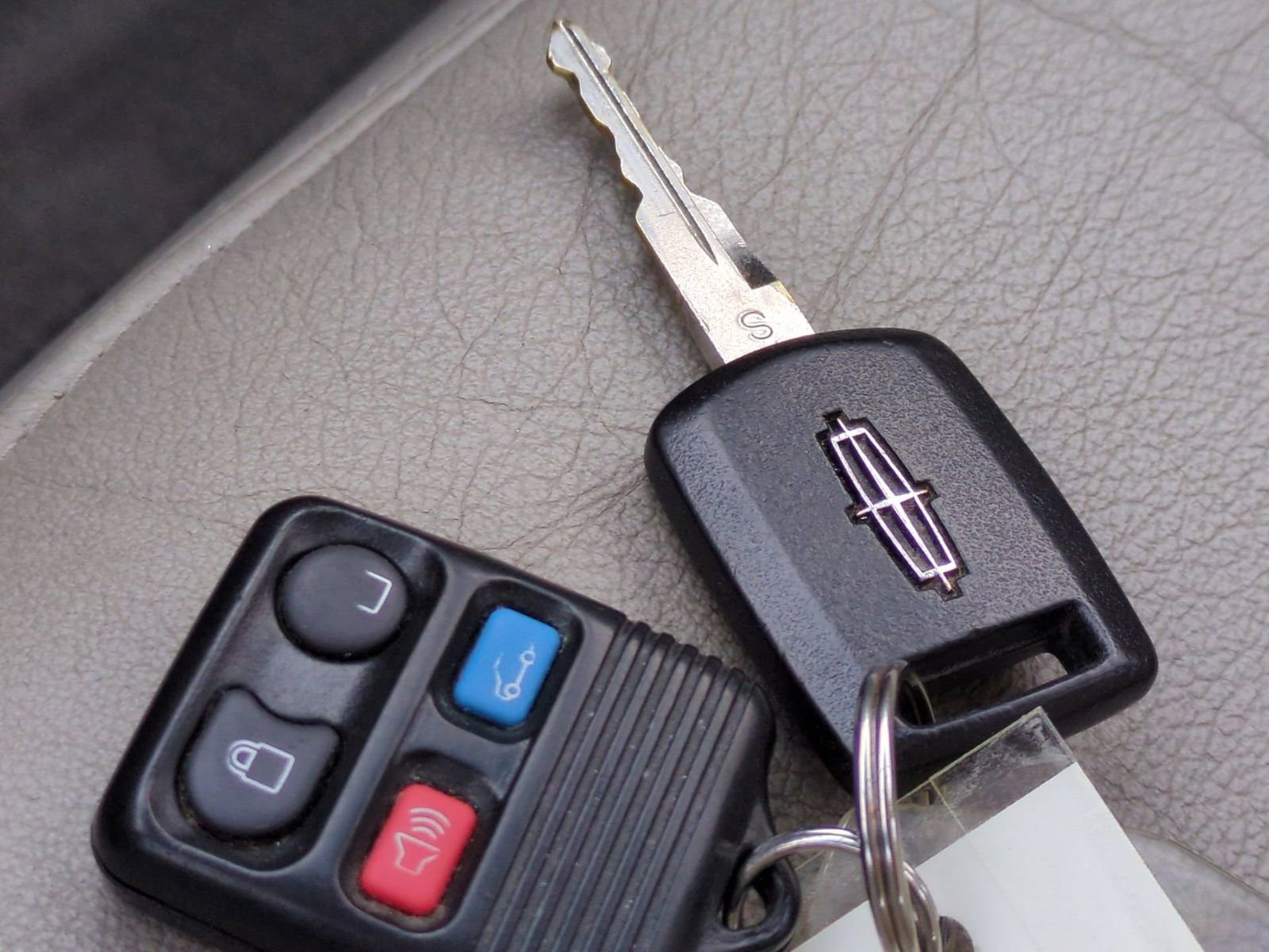 Used 2008 Lincoln Town Car Signature Limited image 30