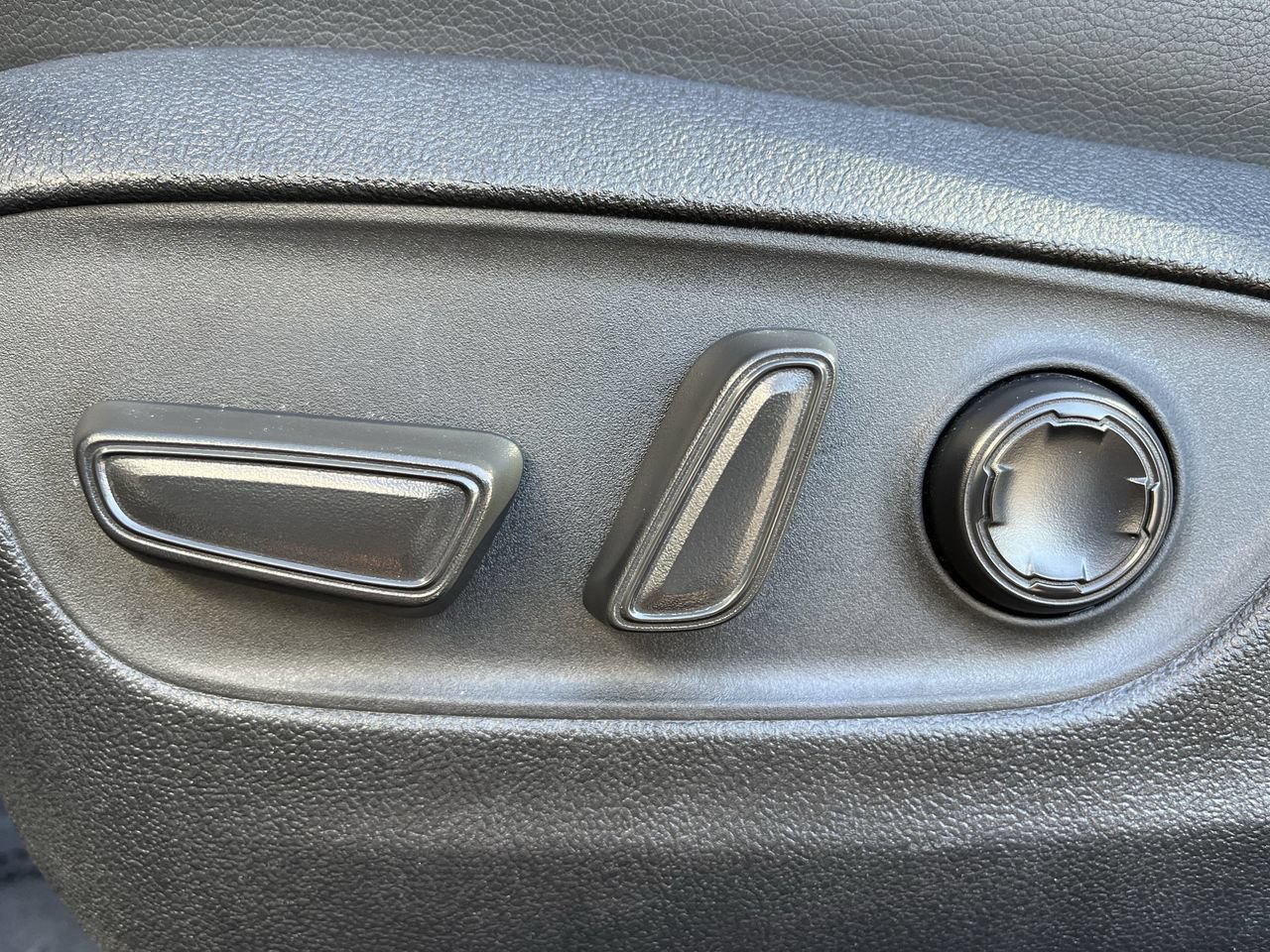 Used 2025 Toyota Sienna Platinum FWD image 24