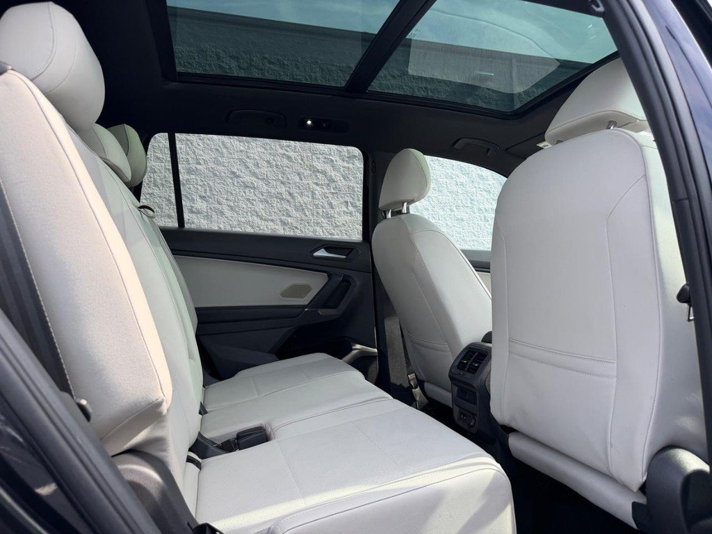 Used 2020 Volkswagen Tiguan SE R-Line FWD image 10