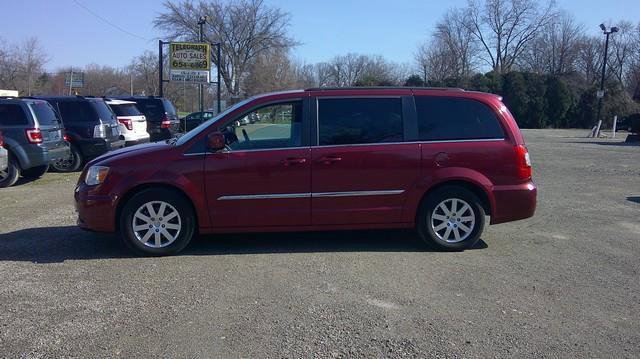 Used 2016 Chrysler Town & Country Touring FWD image 1