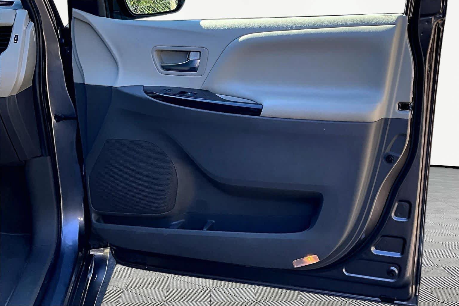 Used 2020 Toyota Sienna XLE FWD image 23