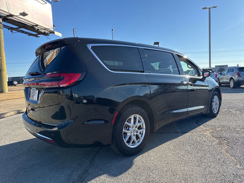 Used 2024 Chrysler Pacifica Touring-L image 6