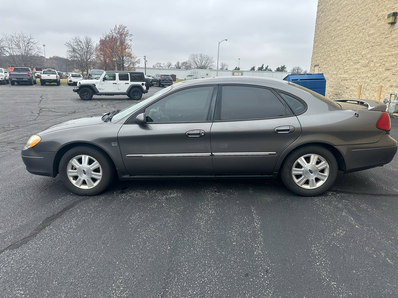 Used 2003 Ford Taurus SEL image 2
