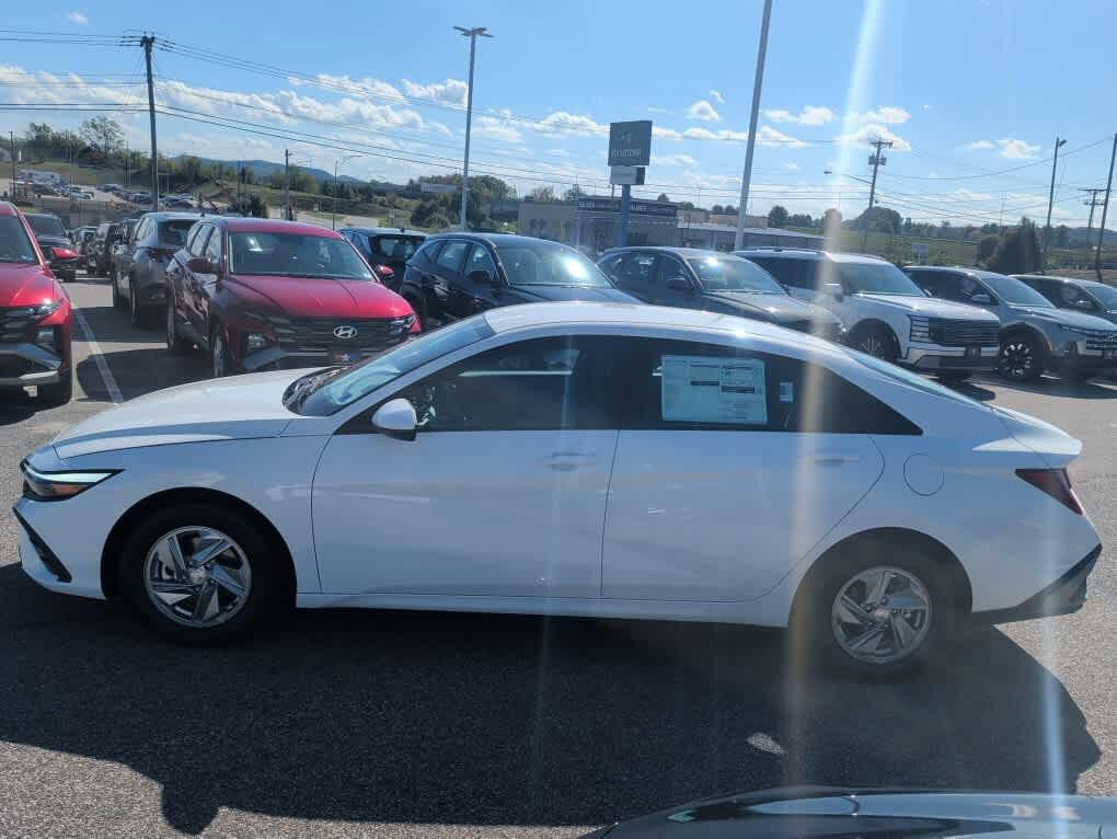 New 2026 Hyundai Elantra SE FWD image 11