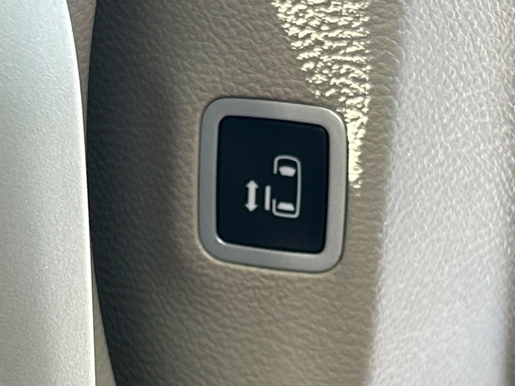 Used 2020 Chrysler Voyager Lxi FWD image 18